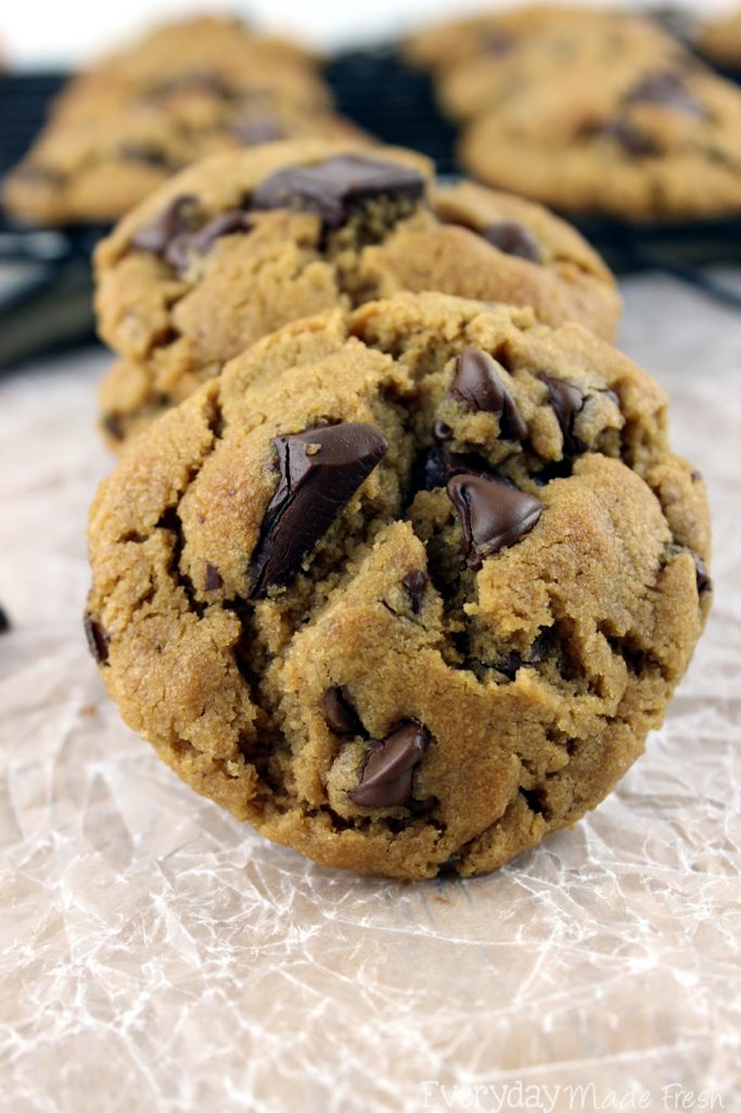 Perfectly Chew Peanut Butter Chocolate Chip Cookies are easy to make, flour free, and have that perfect chewy cookie texture! | Everydaymadefresh.com