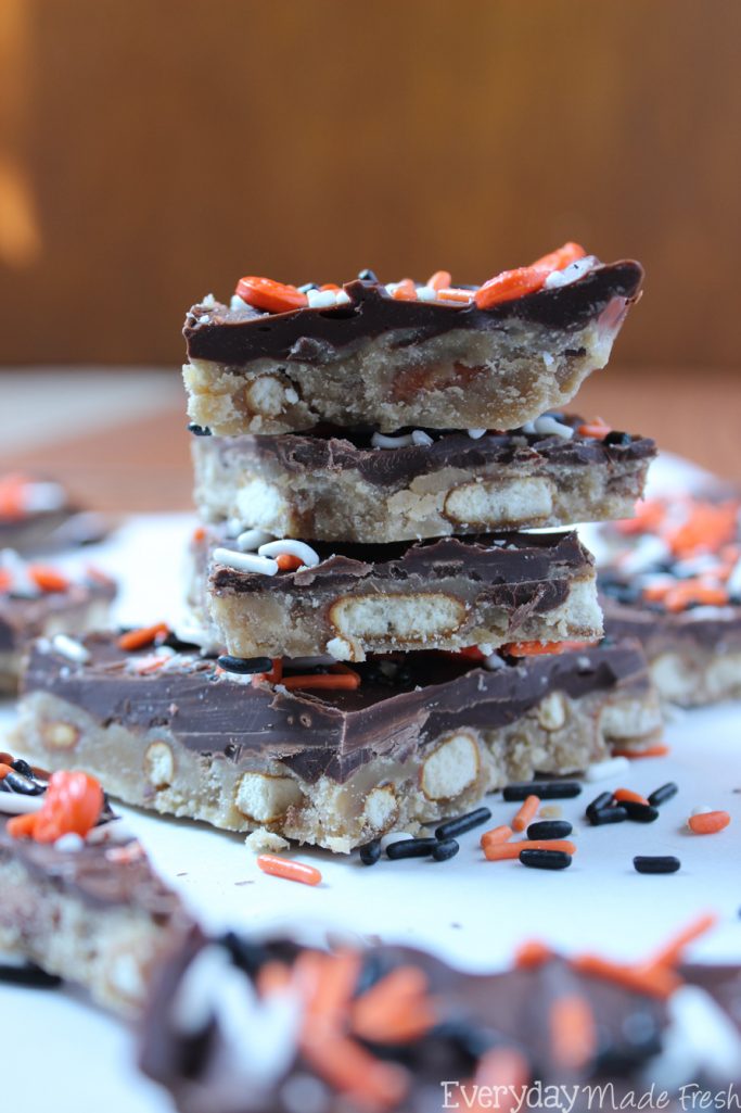 This simple Spooky Halloween Pretzel Toffee is the perfect sweet and salty combination for Halloween! | EverydayMadeFresh.com