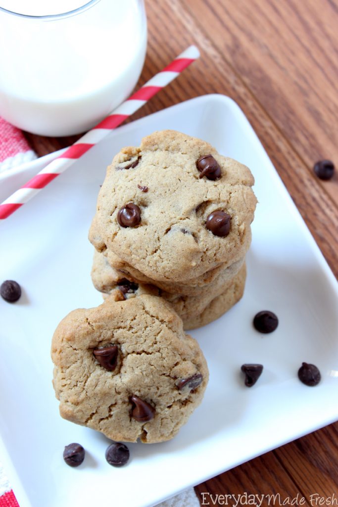 These Cinnamon Chocolate Chip Cookies have the perfect chewy center, with the right amount of chocolate chips, and a hint of cinnamon. | EverydayMadeFresh.com