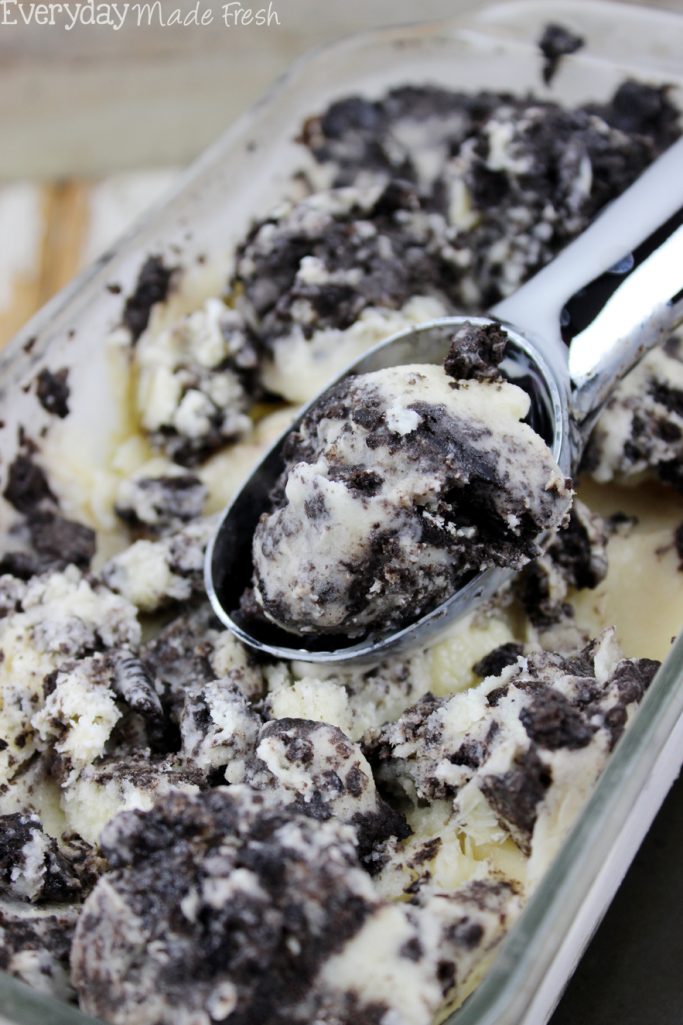 This Cookies and Cream Ice Cream is rich, smooth, and creamy! Let's not forget the most important part, it's decadent, and you're gonna love it! | EverydayMadeFresh.com