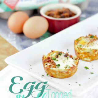 When your short on time these Egg Topped Hashbrown Cups are the perfect go-to breakfast. Crispy and cheesy hashbrowns on the bottom, topped with a perfectly cooked egg, baked in the oven, you'll not only save time, but also clean-up. #hellohandsome #pastureraised #handsomebrookfarm | EverydayMadeFresh.com