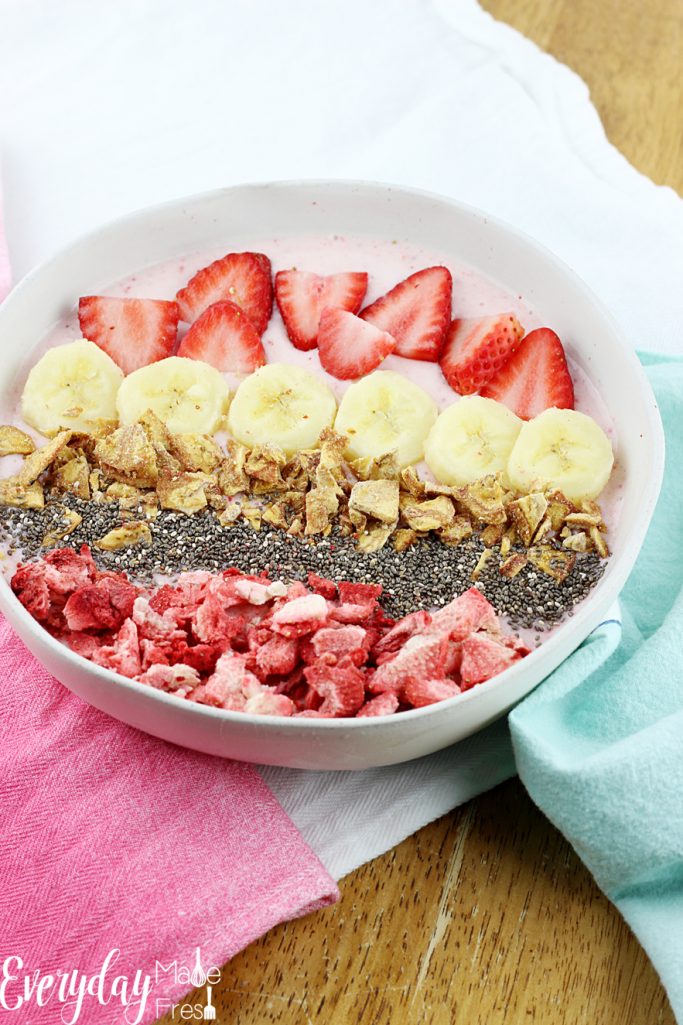 This Strawberry Banana Smoothie Bowl is easy to toss together, and tastes amazing! Totally filling, and topped with all the things you want to crunch on! | EverydayMadeFresh.com