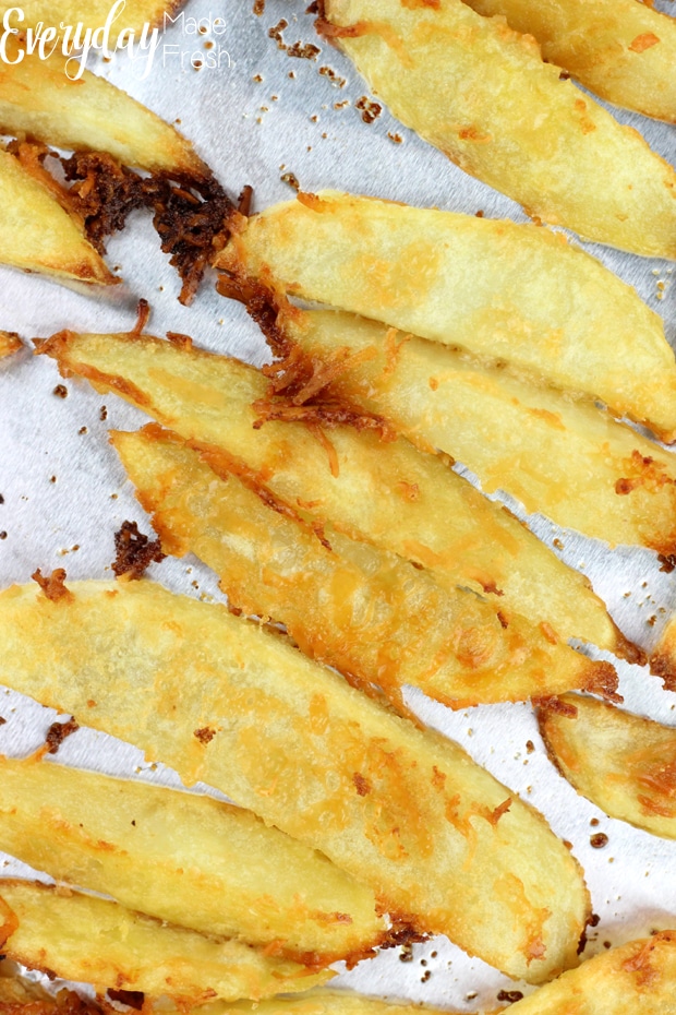 These Baked French Fries in the Oven are simple to make, ready in less than 30 minutes, and always crispy and crunchy. | EverydayMadeFresh.com