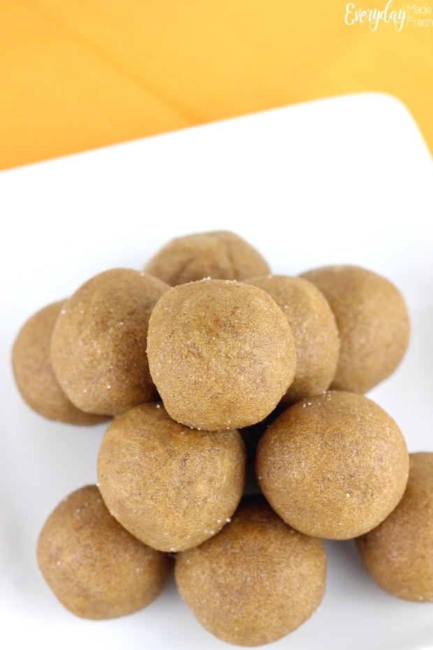 These easy no bake gluten free Pumpkin Spice Energy Bites are made with just 4 ingredients and ready in no time! Soft and chewy that taste like pumpkin pie! | EverydayMadeFresh.com