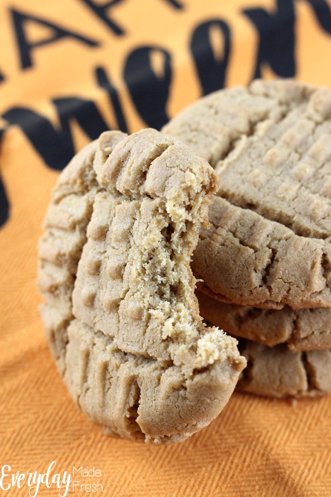Your favorite peanut butter cookie gets a fall twist: Gluten Free Pumpkin Spice Peanut Butter Cookies are thick and chewy, making them the perfect cookie. | EverydayMadeFresh.com